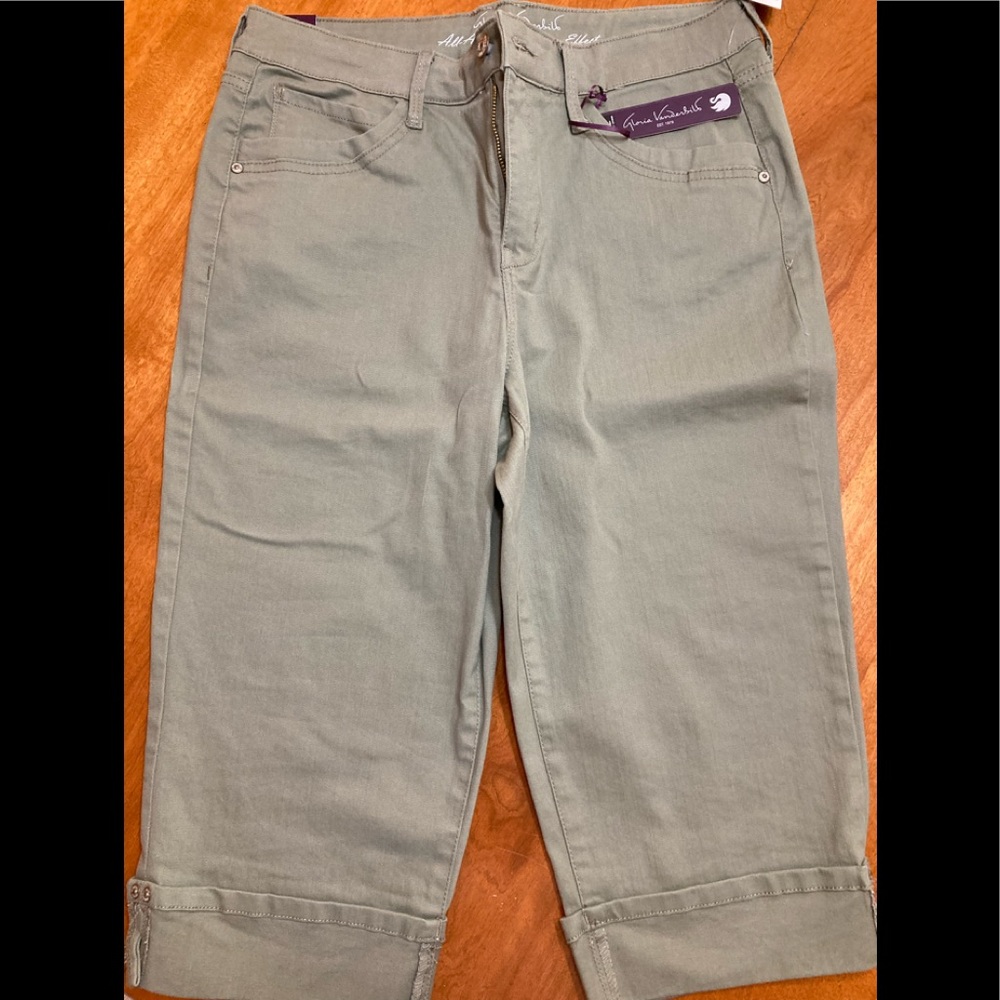 NWT Gloria Vanderbilt Capris